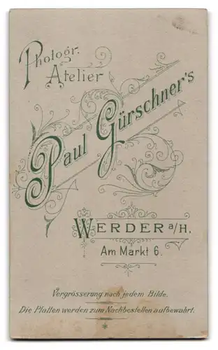 Fotografie Paul Gürschner, Werder a. H., Am Markt 6, Süsses Kleinkind im Kleid sitzt auf einem Fell