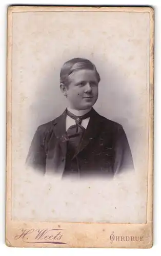 Fotografie H. Weets, Ohrdruf, Bahnhofstr. 14, Junger Mann im Anzug mit Krawatte