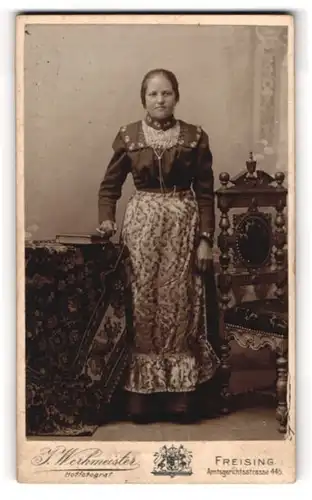 Fotografie J. Werkmeister, Freising, Amtsgerichtsstr. 445, Junge Dame in modischer Kleidung