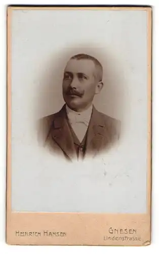 Fotografie Heinrich Hansen, Gnesen, Lindenstrasse, Bürgerlicher Herr mit Kaiser Wilhelm II. Bart