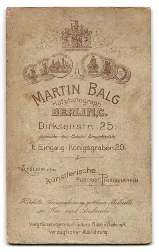 Fotografie Martin Balg, Berlin, Dirksenstrasse 25, Blondschopf im Taufkleid