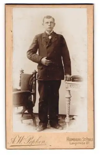 Fotografie A. W. Popken, Hamburg-St. Pauli, Langereihe 87, Junger Mann im Anzug mit Schirmmütze