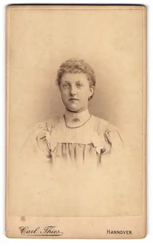 Fotografie Carl Thies, Hannover, Höltystrasse 13, Junge Dame mit Ohrringen, Brosche und Halskette