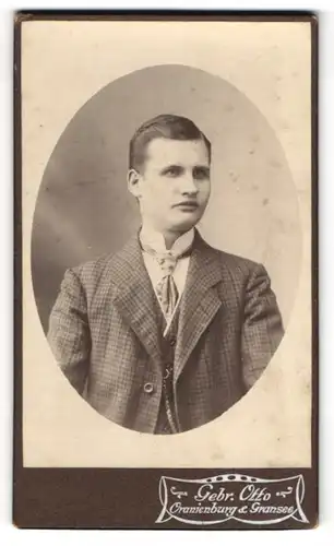 Fotografie Gebr. Otto, Oranienburg, Junger Herr im karierten Anzug und Krawatte