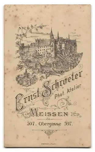 Fotografie Ernst Schroeter, Meissen, Obergasse 597, Mädchen mit kurzen Haaren im karierten Kleid