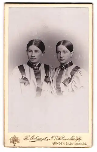 Fotografie H. Mohaupt, Emden, Gr. Osterstrasse 30, Zwei Schwestern im Partnerlook