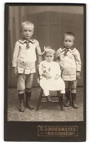 Fotografie R. Lindenmayer, Besigheim, Drei Geschwisterchen mit unterschiedlichen Gesichtsausdrücken