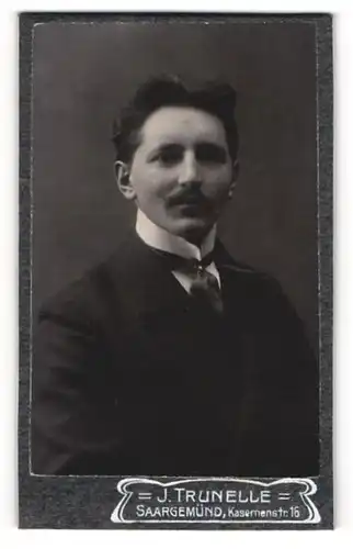 Fotografie J. Trunelle, Saargemünd, Kasernenstrasse 16, Bürgerlicher Herr mit Schnauzer und pomadisiertem Haar