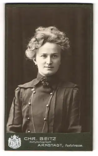 Fotografie Chr. Beitz, Arnstadt, Poststrasse, Junge Frau mit lockigem Haar im schlichten Kleid