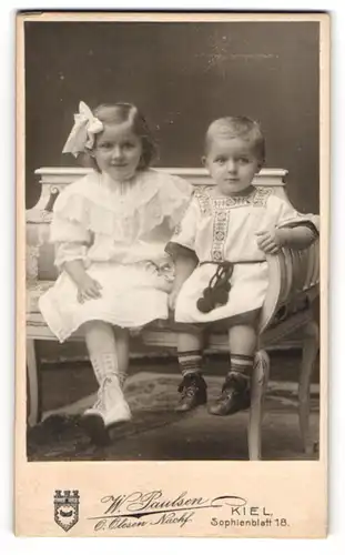 Fotografie W. Paulsen, Kiel, Sophienblatt 16, Lächelndes kleines Geschwisterpaar im sommerlichen Sonntagsstaat