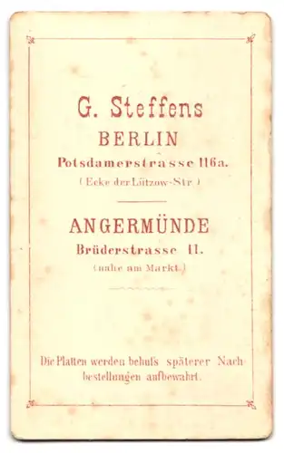 Fotografie G. Steffens, Berlin, Potsdamerstrasse 116a, Junger Mann im eleganten Dreiteiler mit Fliege