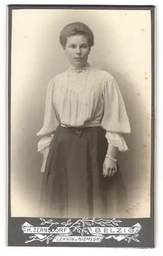 Fotografie H. Zernsdorf, Belzig, Junge Dame in weitem Rock und Bluse mit Spitzenbesatz