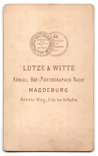 Fotografie Lutze & Witte, Magdeburg, Breite Weg, Dame mit Mittelscheitel, Spitzenkragen und Brosche