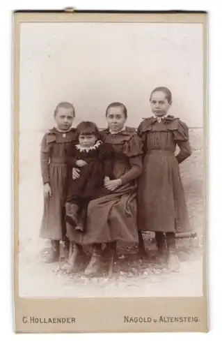 Fotografie C. Hollaender, Nagold, Mutter mit zwei Mädchen und einem kleinem Jungen im Sonntagsstaat