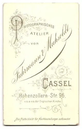 Fotografie Fuhrmann & Muhsoldt, Cassel, Hohenzollern-Str. 96, Junge Dame im taillierten Streifenkleid mit Puffärmeln