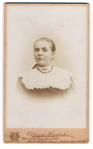 Fotografie Ottmar Heydecker, Hamburg, Steinstrasse 147, Junge Dame mit zurückgekämmten Haaren und Spitzenlatz
