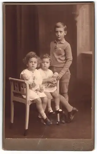 Fotografie L. Bäuerle, Tübingen, Knabe Alfred und seine Schwestern Elisabeth und Marie-Luise halten ihre Puppen im Arm