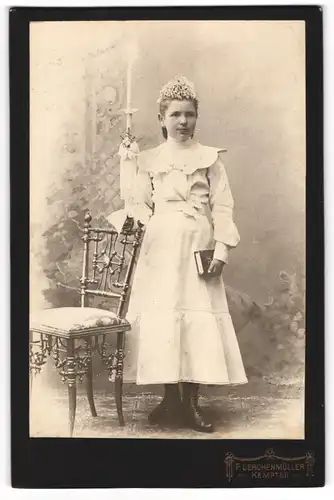 Fotografie F. Lerchemmüller, Kempten, junges Mädchen zur Erstkommunion im Kleid mit Kerze und Bibel