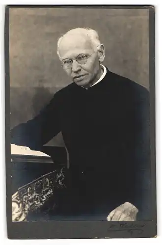 Fotografie Andreas Riebler, Babenhausen, Pfarrer J. Kuhn im Talar mit Brille, 1934