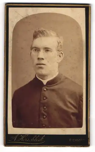 Fotografie A. Hirschbeck, Eichstätt, junger Pastor im Talar mit Brille