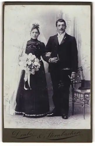Fotografie Drabe & Sternbacher, Augsburg, Brautpaar im schwarzen Hochzeitskleid und Anzug