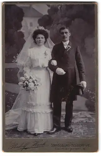 Fotografie Rudolf Haak, Strassburg-Neudorf, elsässer Brautpaar im Hochzeitskleid und Anzug mit Zylinder