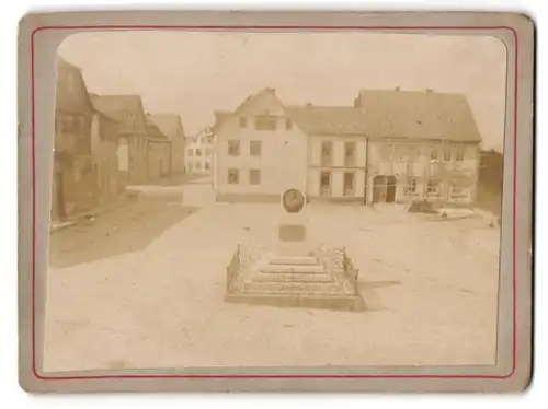 Fotografie unbekannter Fotograf, Ansicht Neustadt b. Coburg, Marktplatz mit dem Heinrich Schaumberg Denkmal