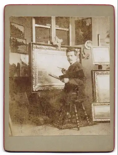 Fotografie unbekannter Fotograf und Ort, Maler an Staffelei beim malen in seinem Atelier, schaut über die Schulter