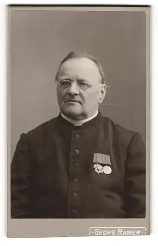 Fotografie Georg Ramer, Waldkirch i. B., Pfarrer im Talar mit Orden an der Brust