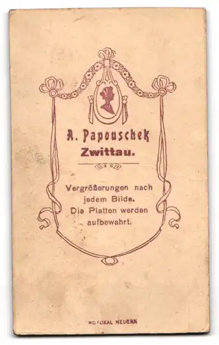 Fotografie A. Papouschek, Zwittau, Grossmutter mit Enkeltocher samt Teddybär auf dem Tisch