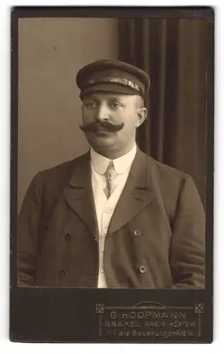 Fotografie G. Hoopmann, Brakel, Portrait Dr. Bernhard Bartels im Anzug mit Moustache