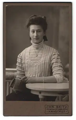 Fotografie Chr. Beitz, Arnstadt, junge Frau Marta Jost in heller Bluse