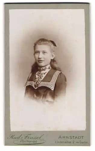 Fotografie Rud. Finzel, Arnstadt, Portrait Mädchen Toni Jost im Kleid