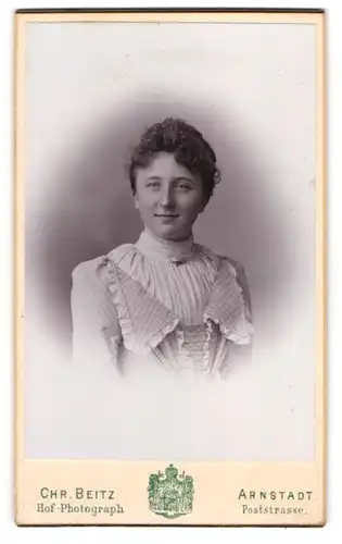 Fotografie Chr. Beitz, Arnstadt, Portrait Frau Frieda Kirchheim in heller Bluse