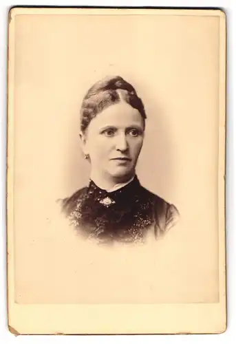 Fotografie unbekannter Fotograf und Ort, Portrait Frau Johann Damer, 1887