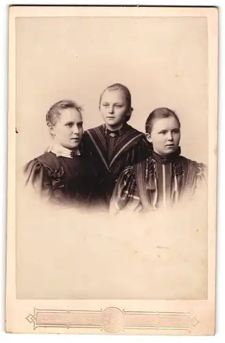 Fotografie Ludw. Schmidt, Friedberg i. H., drei Schwestern Gustel, Mike und Emmy Lücke, 1896