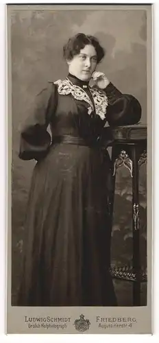 Fotografie Ludwig Schmidt, Friedberg i. H., Augustinerstr. 4, Portrait Frau Lehrerin Marie Sell aus Darmstadt, 1905