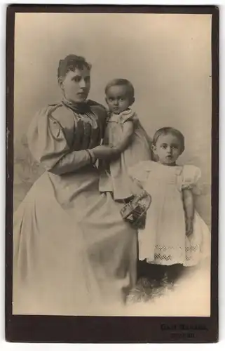 Fotografie Carl Hansen, Niebüll, Portrait Frau Meyer mit ihren Kindern Erna und Antom im Atelier