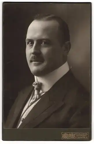 Fotografie Prof. Ed. Uhlenhuth, Coburg, Portrait Herr Fr. Raecher, 1910
