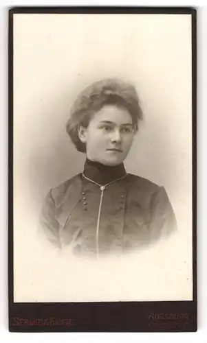 Fotografie Spalke & Kluge, Augsburg, Portrait junge Frau Marie in dunkler Bluse