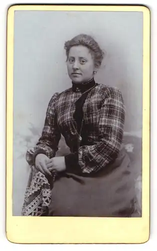 Fotografie unbekannter Fotograf und Ort, Portrait Frau Babette Hilbert in karierter Bluse, 1902