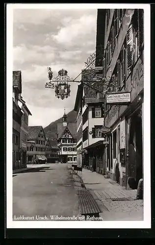 AK Urach, Wilhelm-Strasse mit Rathaus, Gasthaus zum Fass