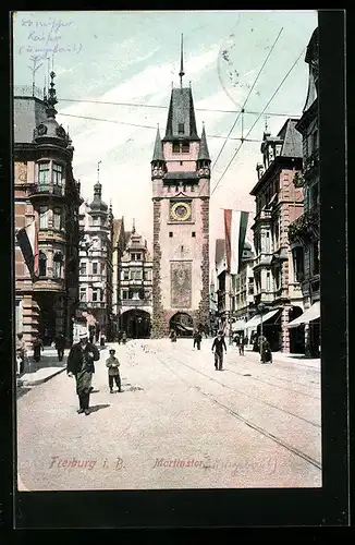 AK Freiburg i. B., Martinstor mit Passanten