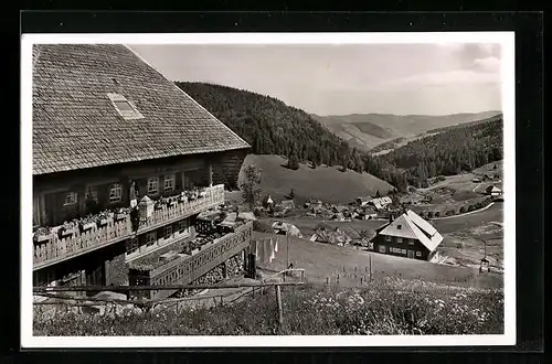AK Muggenbrunn /Schwarz., Ortsansicht aus der Vogelschau, Pension Altes Haus
