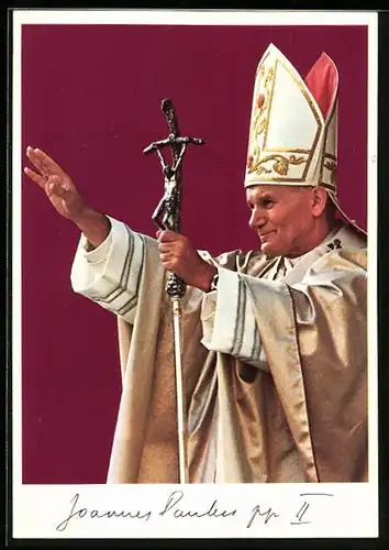 AK Papst Johannes Paul II. mit Ferula und Mitra hebt segnend den Arm