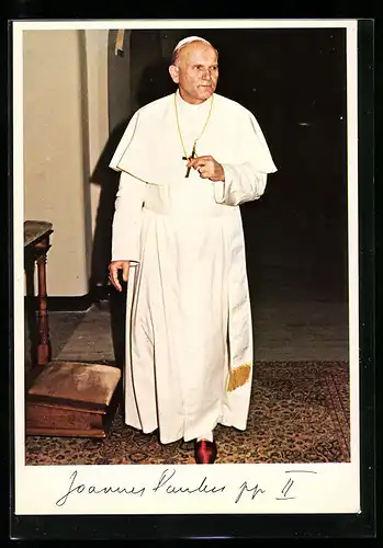 AK Papst Johannes Paul II. im weissen Ornat berührt sein Kreuz