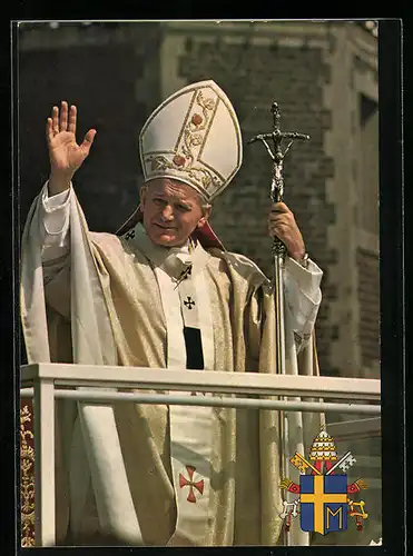 AK Papst Johannes Paul II. im vollen Ornat hebt grüssend die Hand