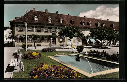 AK Kandern /Schwarzwald, Blumenplatz mit Gebäude