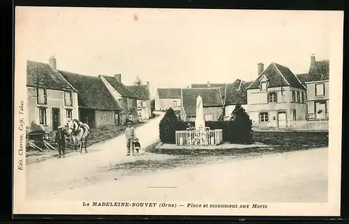 AK La Madeleine-Bouvet, Place et monument aux Morts