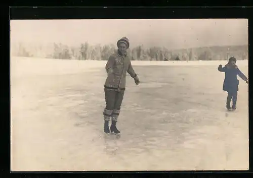 Foto-AK Frau und Mädchen laufen Schlittschuh